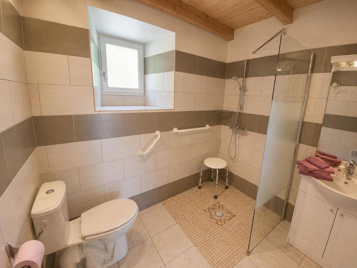 Foto 4 von 14: Double Room with Private Bathroom
