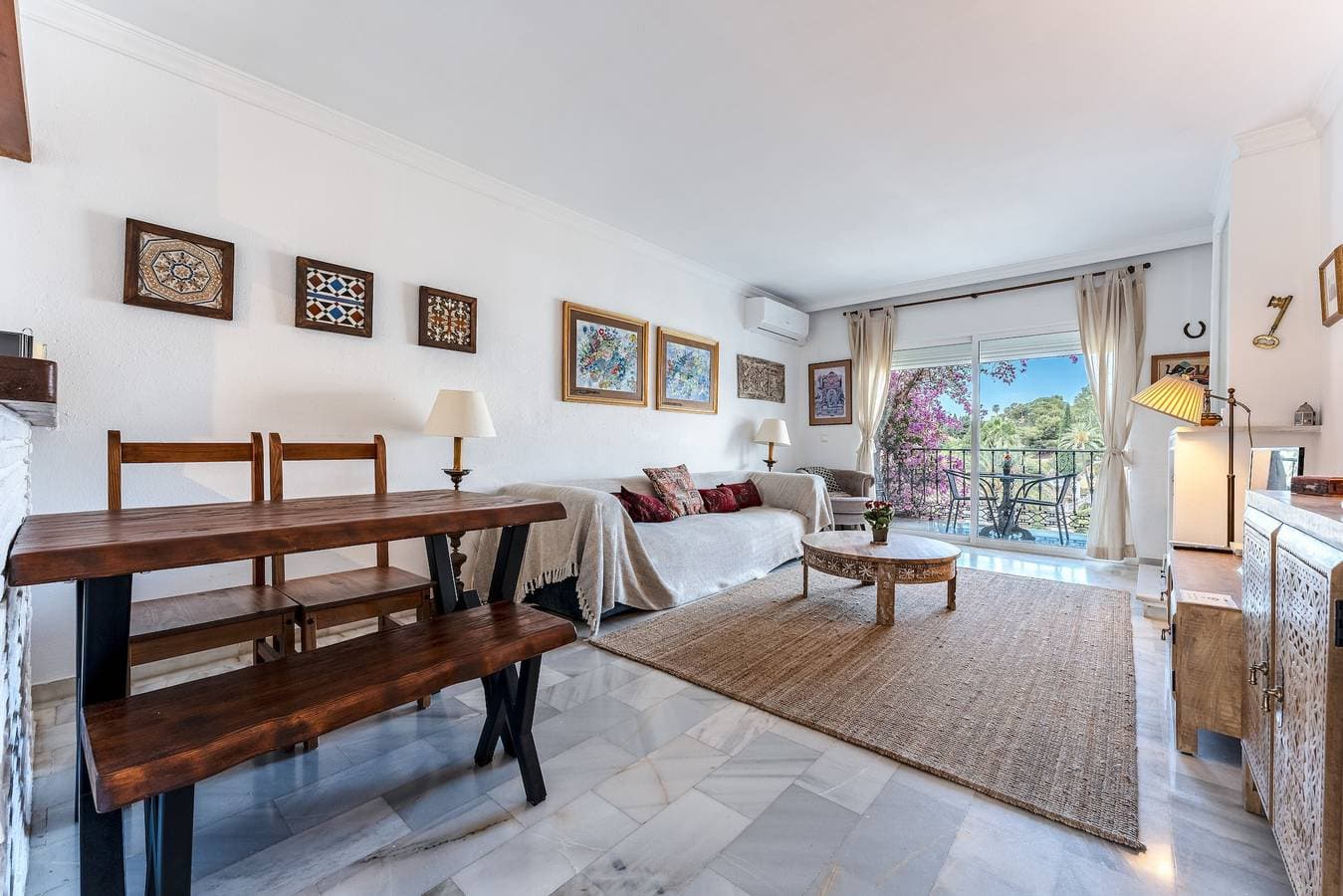 Foto 6 von 21: Schöne Ferienwohnung in ruhiger Lage mit Pool, WLAN, Klimaanlage, Terrasse & Garten