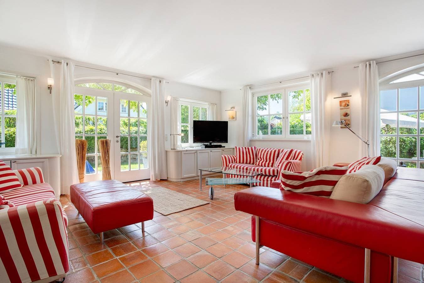 Foto 5 von 29: Ferienhaus "5 Sterne Reetdachhaus Wildröschen" mit privaten Terrassen, Garten und WLAN