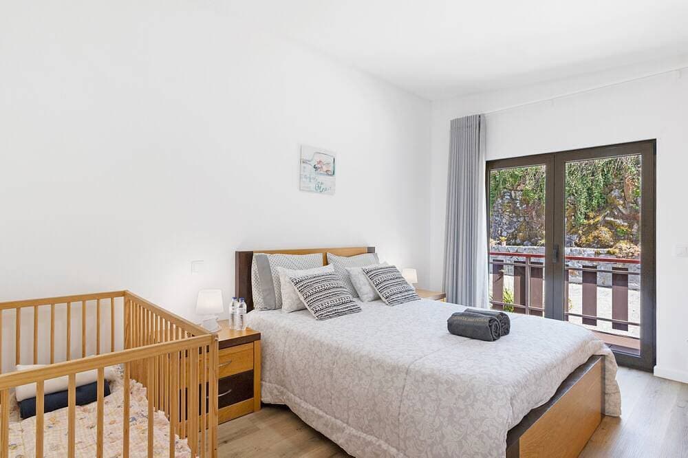 Foto 3 von 26: Ferienhaus 'Casa Das Camélias' mit Seeblick, WLAN und Klimaanlage