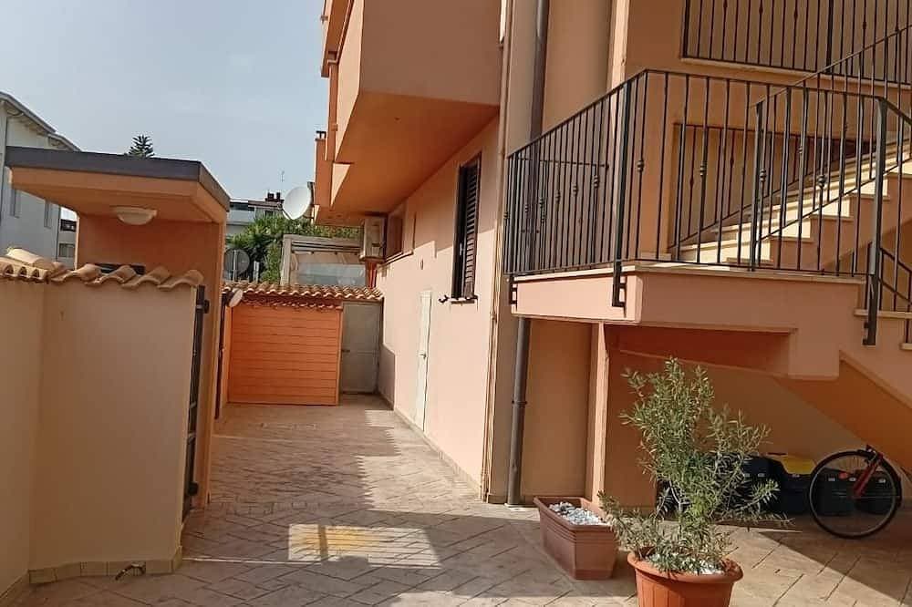 Foto 13 von 26: Casa Marina Grande. Siamo a 80m dal mare. Con 1 camera, 1 bagno e posto auto.