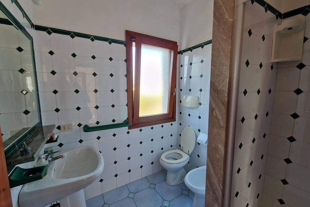 Foto 6 von 11: Within walking distance of the beautiful Vignola beach, with panoramic terrace.