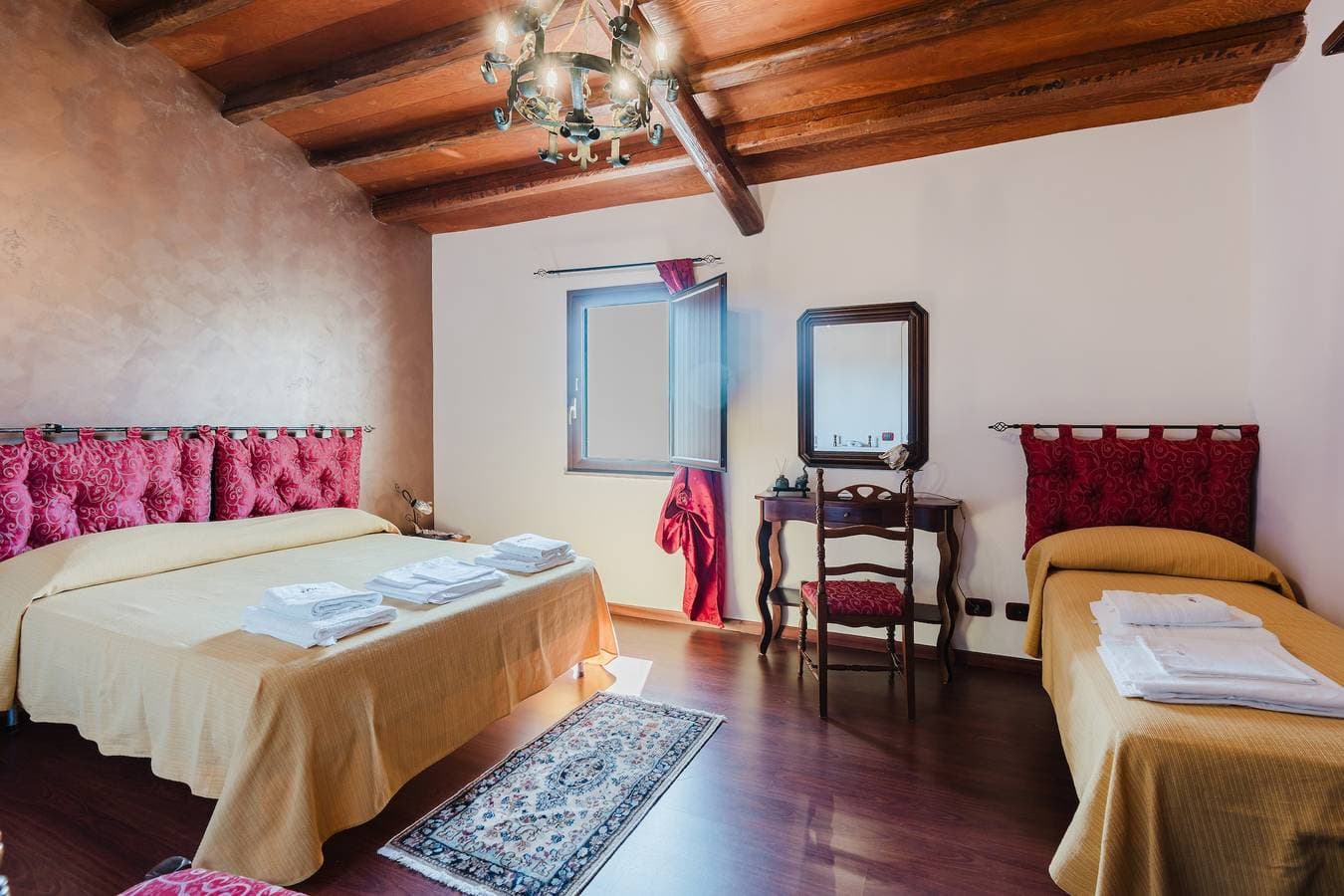 Foto 7 von 27: Apartment 'Casa Vacanze 4 Pileri - Perollo' mit Bergblick, Gemeinschaftspool und WLAN
