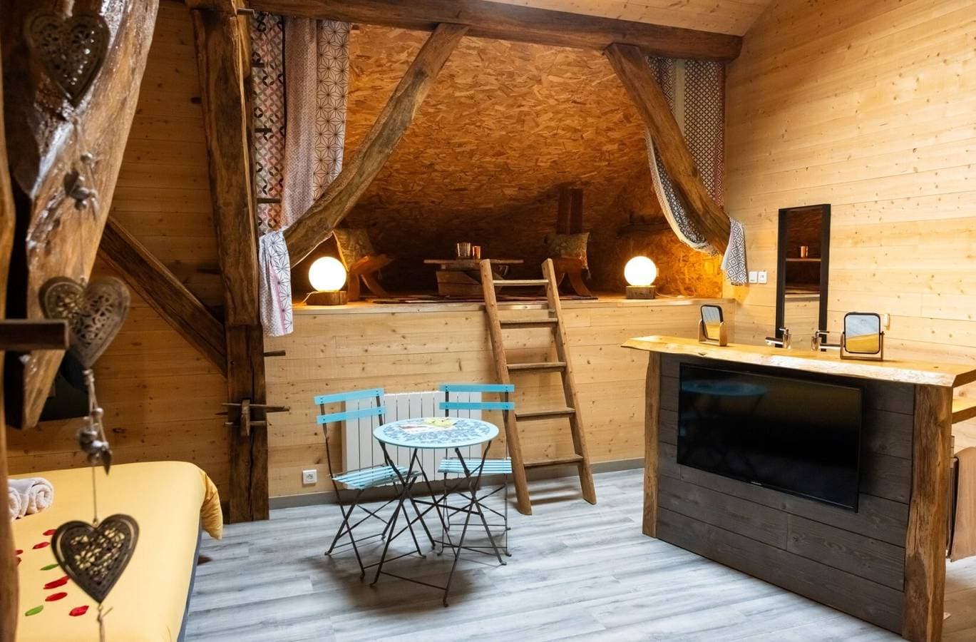 Foto 3 von 65: Gästezimmer „Séquoia“ mit Gemeinschaftsterrasse, Garten und nicht privatem Whirlpool