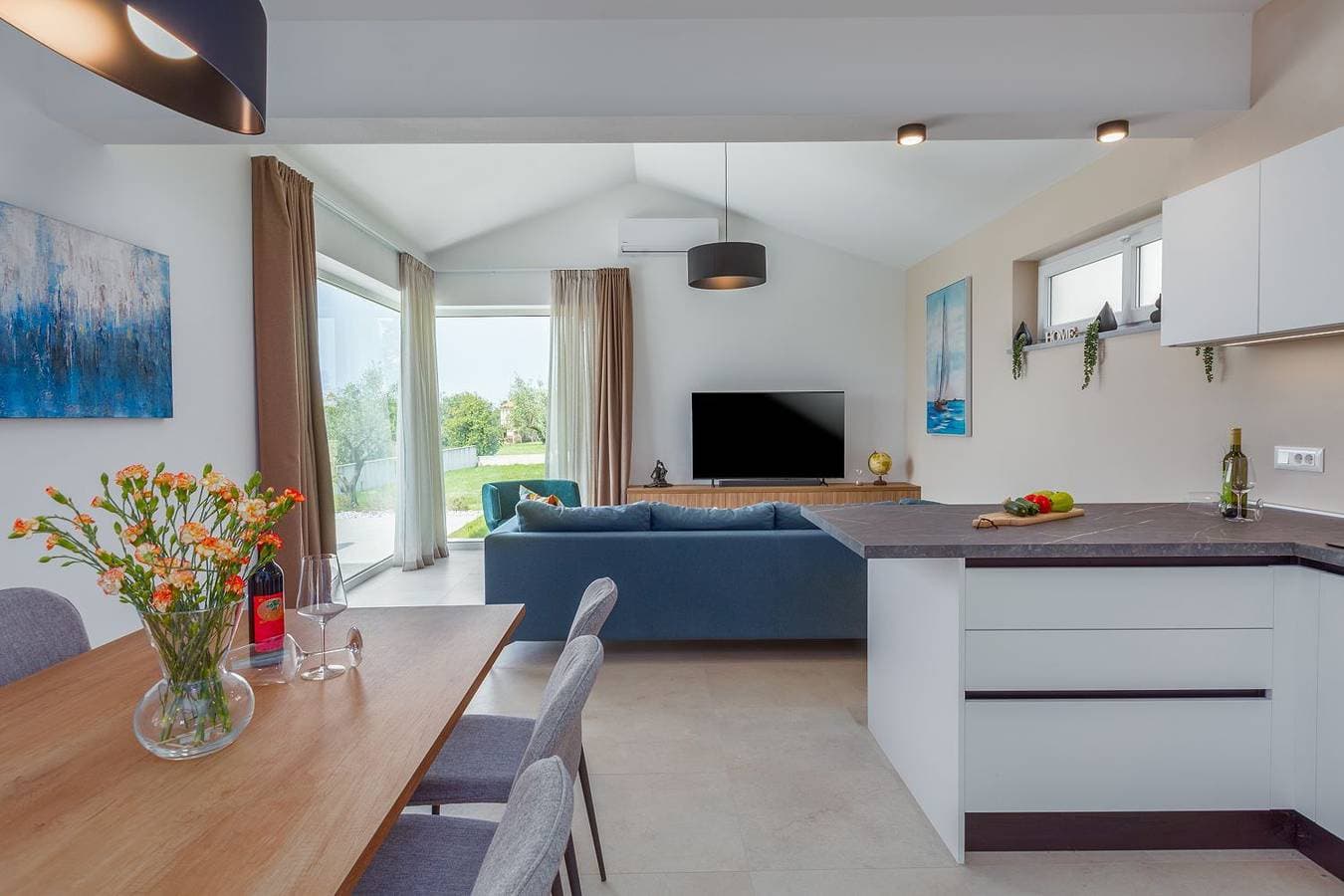 Foto 11 von 39: Neue und hundefreundliche Villa mit Panorama-Meerblick, Privatpool, Grillbereich, Babybett, Waschmaschine