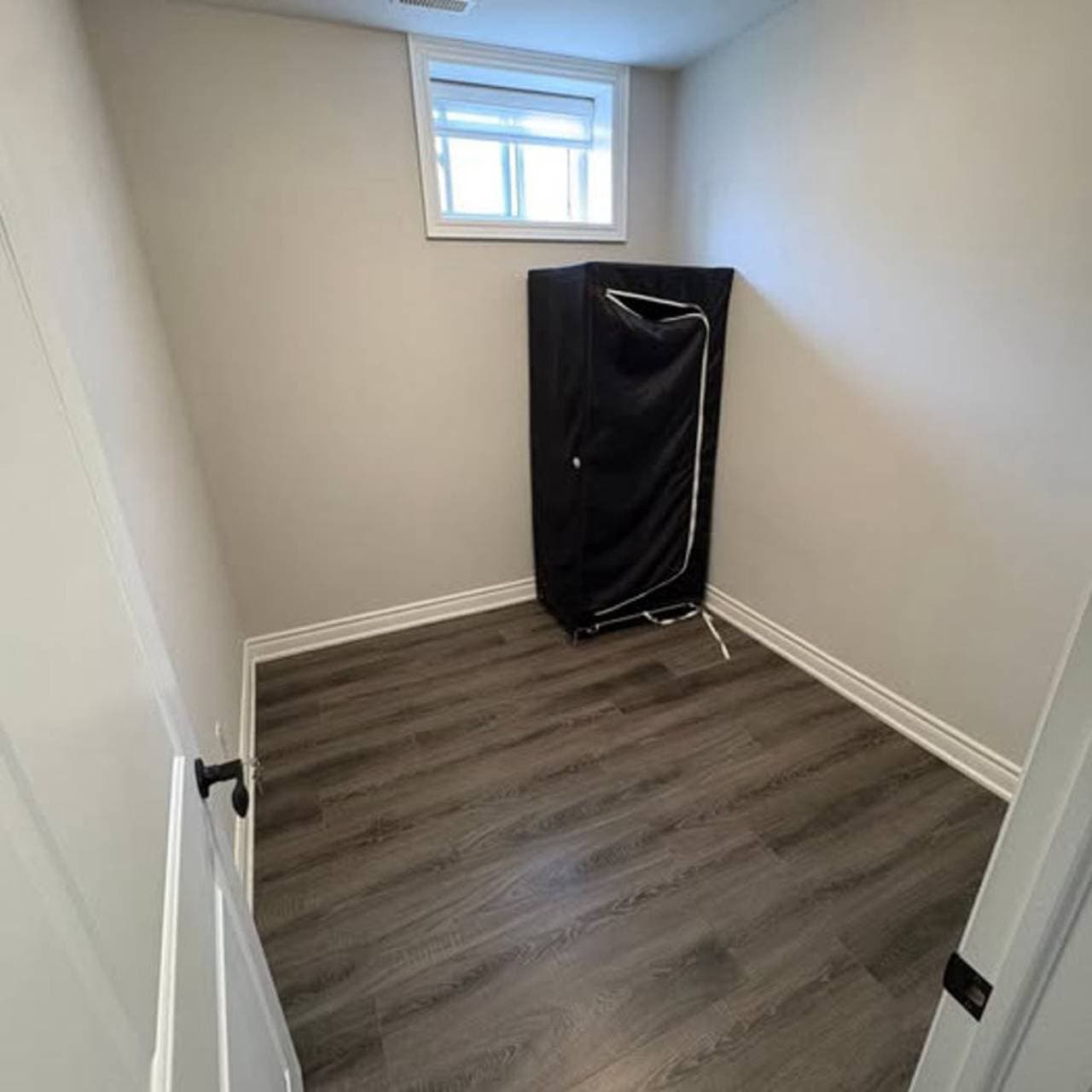Foto 4 von 9: Privates Zimmer mit eigenen Einrichtungen im Apartment in Toronto
