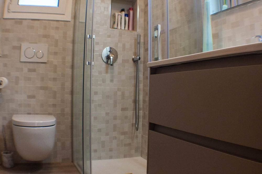 Foto 7 von 30: Chalet With Charm! Spacious law garden, pool with deck and more