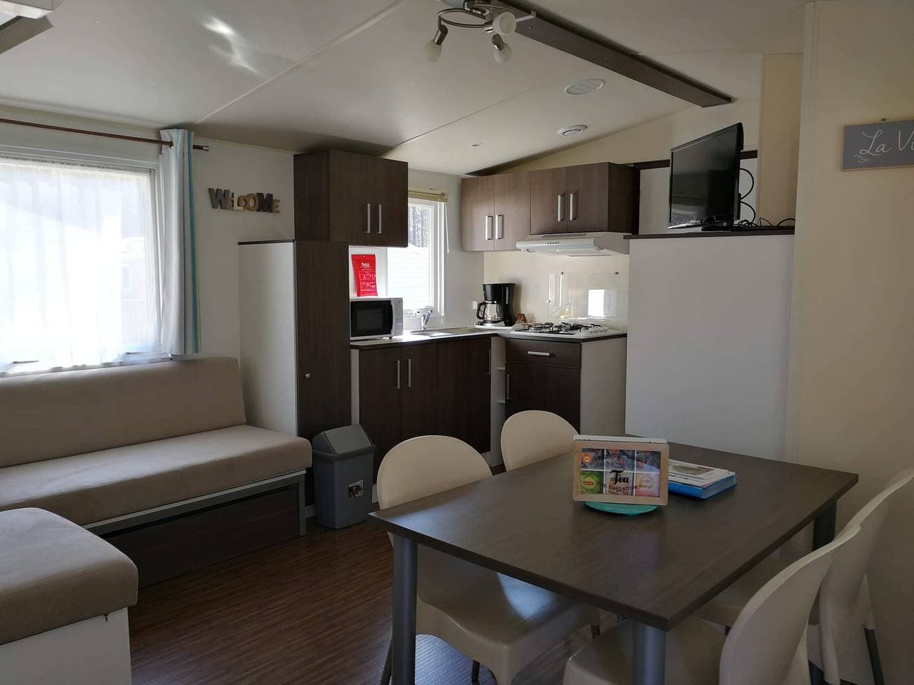 Foto 4 von 35: Mobilheim 'Du Soleil - Contis' mit Gemeinschaftspool, Terrasse und Fun Pass inbegriffen