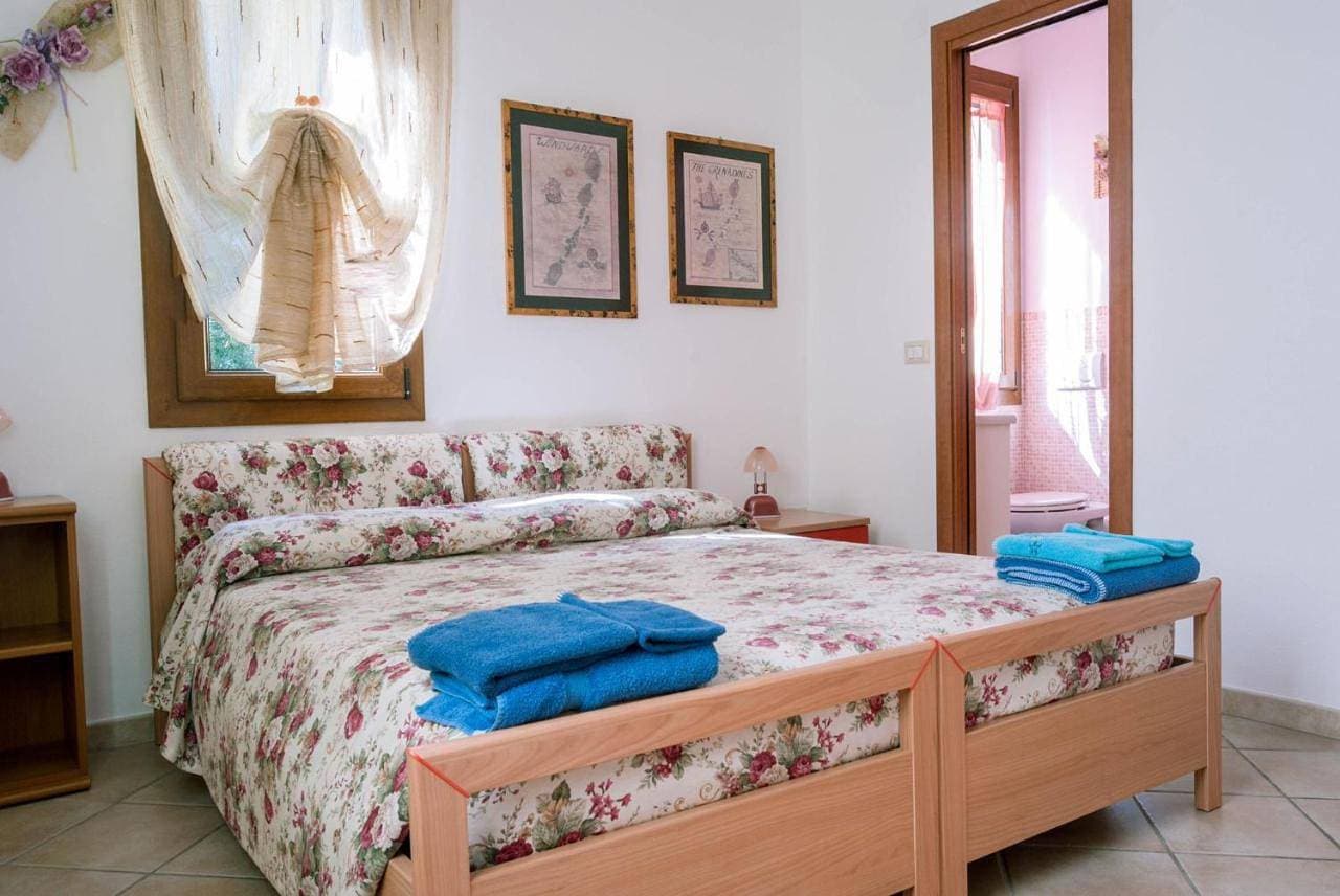 Foto 5 von 10: Twin Room with Private Bathroom