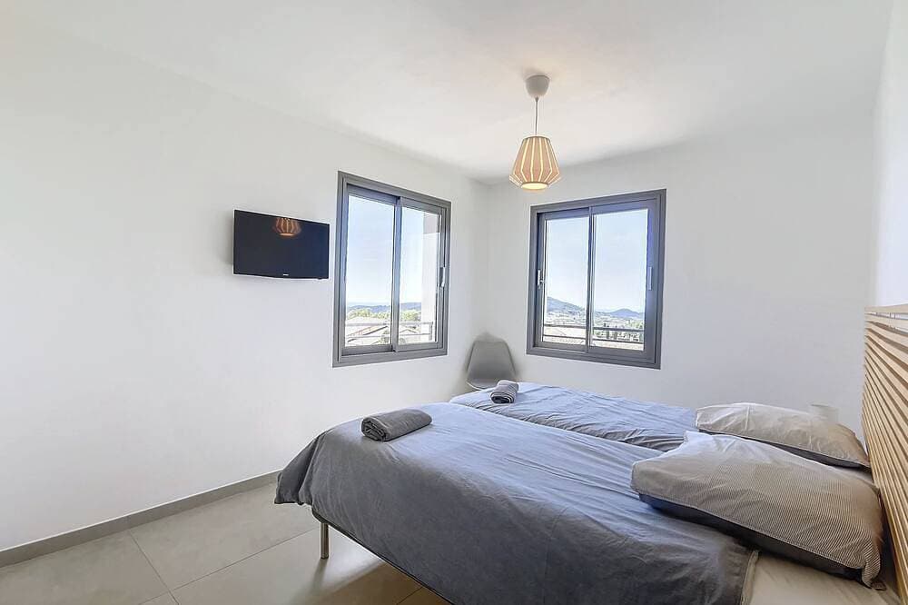 Foto 4 von 30: Neue Ferienvilla mit Pool mit herrlichem Meer- und Dorfblick