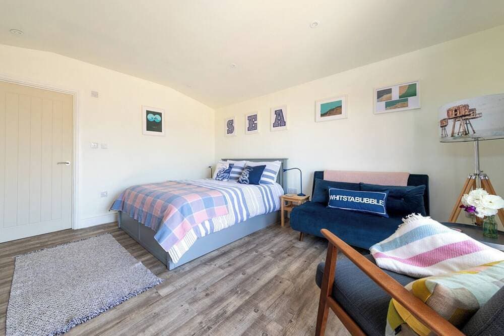 Foto 6 von 17: Pear Tree Cabin provides a wonderful base for exploring Whitstable and the surrounding area, celebrating special occasions, or visiting friends and family. Enjoy the local cusine and stroll back to your comfy cabin to watch the sunset.