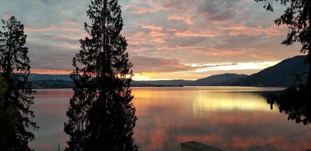 Foto 9 von 11: Herrliche Aussicht auf den Chelansee! Einzigartige \"Baumhaus\" -Kabine mit 2 Schlafzimmern und 1 Bad