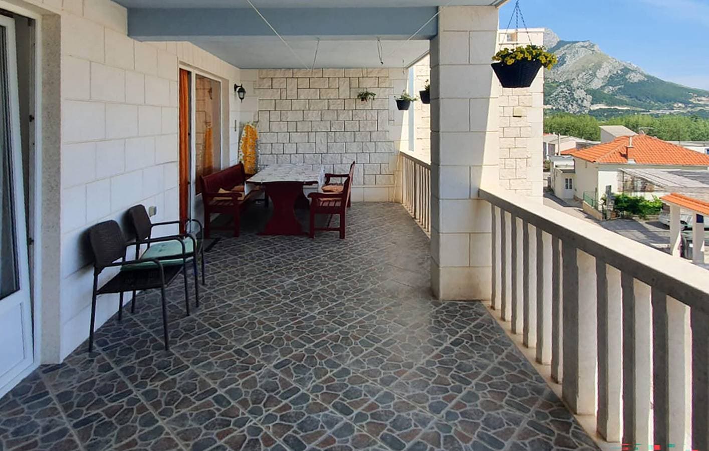 Foto 6 von 21: Charmante Unterkunft, 2 km vom Strand entfernt: 90 m² große Wohnung mit Pool und Terrasse