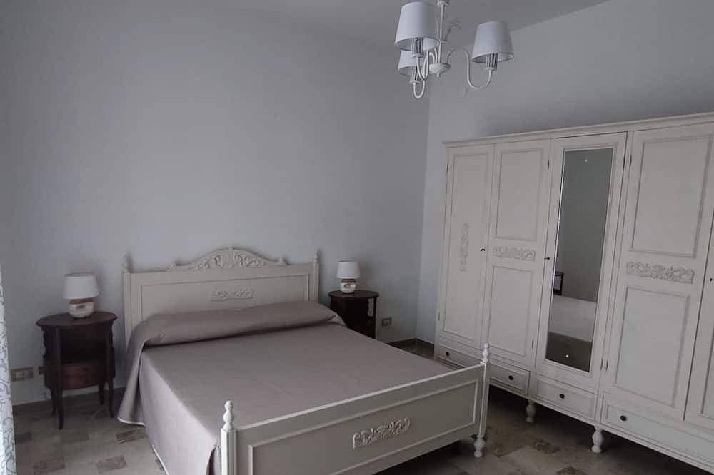 Foto 3 von 11: Queen Margaret residence, Apud Montes