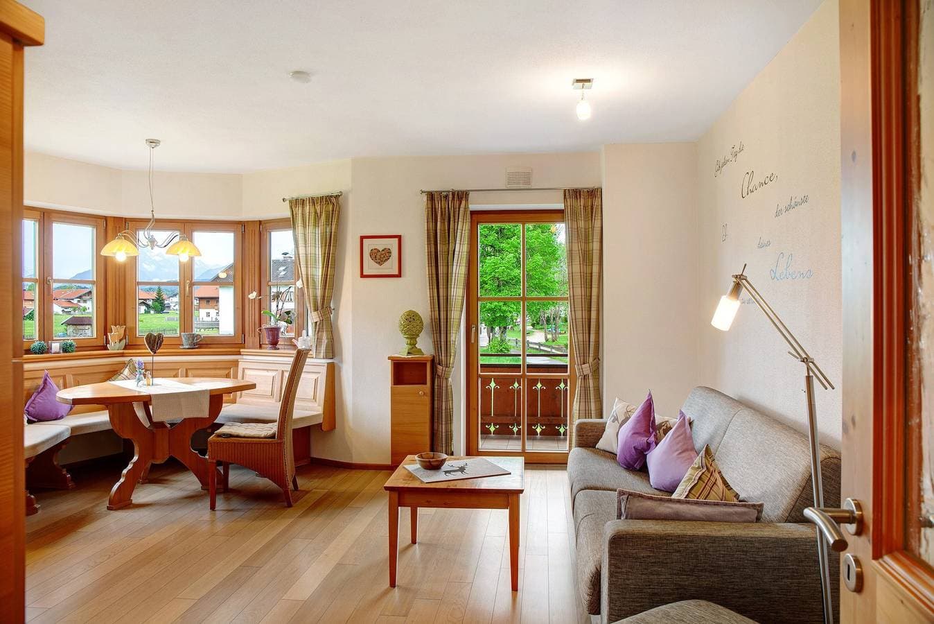Foto 3 von 24: Ferienwohnung 'Landhaus Bergkulisse' mit Bergblick, Gemeinschaftsterrasse und WLAN