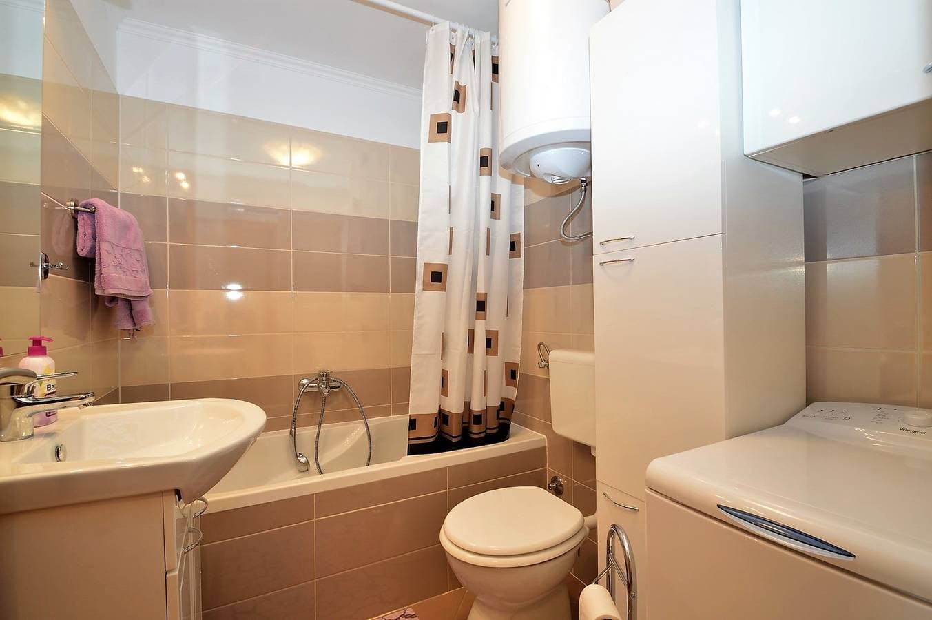 Foto 13 von 20: Das Apartment Hrasta 1 ist eine Unterkunft in Hrasta auf der Insel Cres, 43 km von Mali Lošinj entfernt. Die Wohnung ist ideal für eine Familie oder eine Gruppe von bis zu vier Personen und verfügt über zwei Schlafzimmer, eine Küche, ein Wohnzimmer, ein Esszimmer, ein Badezimmer mit Badewanne und eine Waschmaschine. Private Parkplätze stehen vor der Wohnung zur Verfügung.