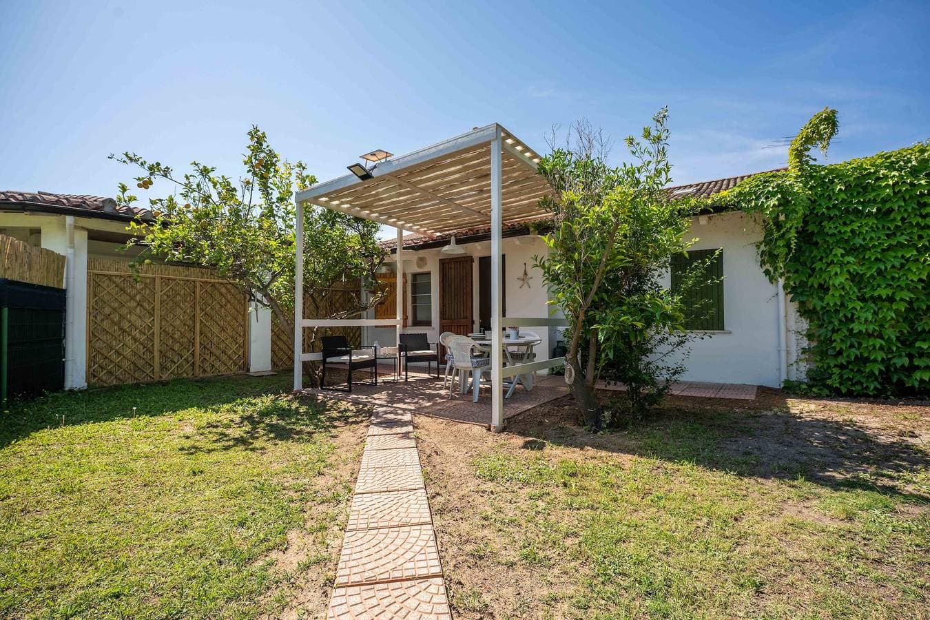 Foto 2 von 23: Zimmer 'Melograno' mit privatem Garten und Klimaanlage