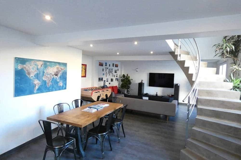 Foto 9 von 21: Modern and spacious house with a swimming pool
