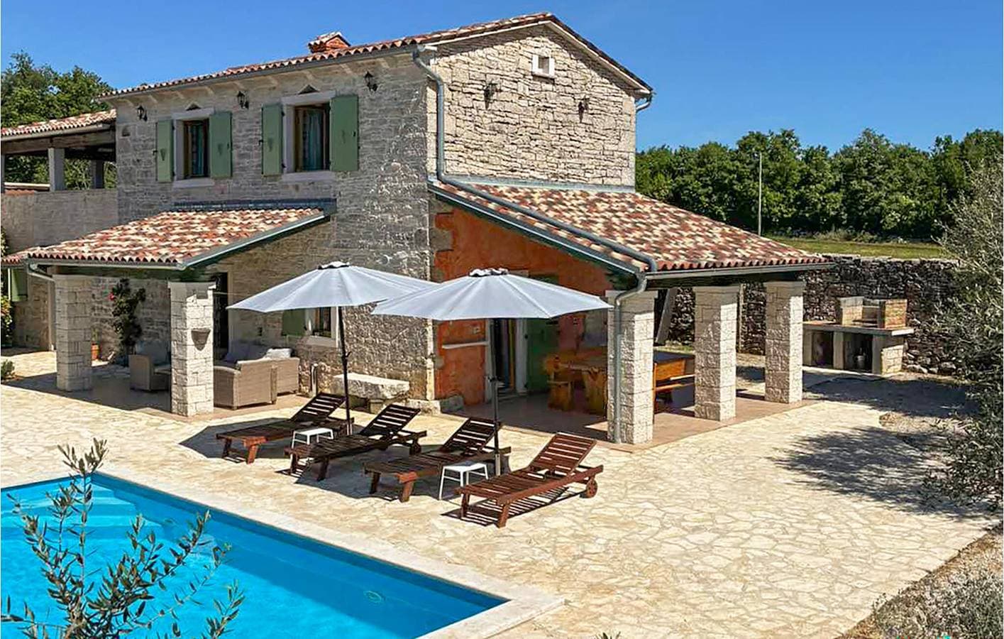 Foto 3 von 31: Geräumige 2-Zimmer-Wohnung mit Pool und Terrasse in der Nähe des Stadtzentrums von Jakovici