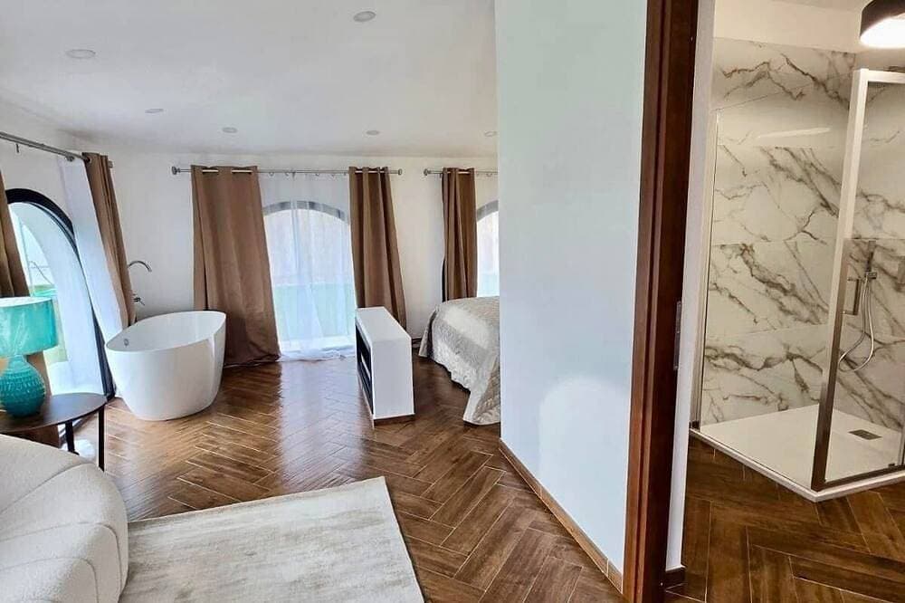 Foto 2 von 18: Executive Suite in Seafront Luxury Villa