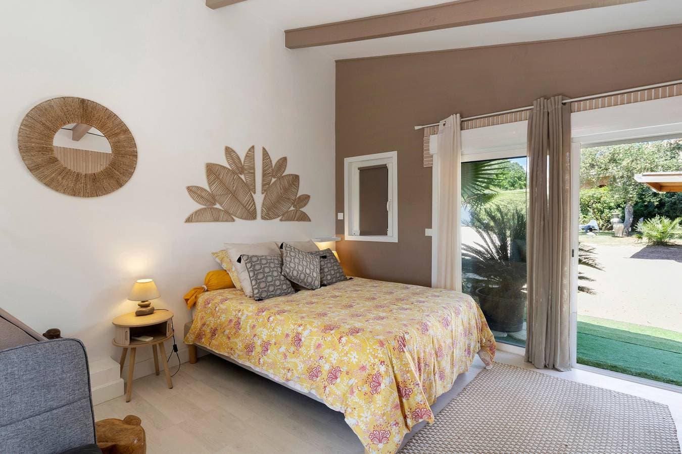 Foto 9 von 22: Gästezimmer „Le Pape - Chambre“ mit Meerblick, WLAN und Klimaanlage