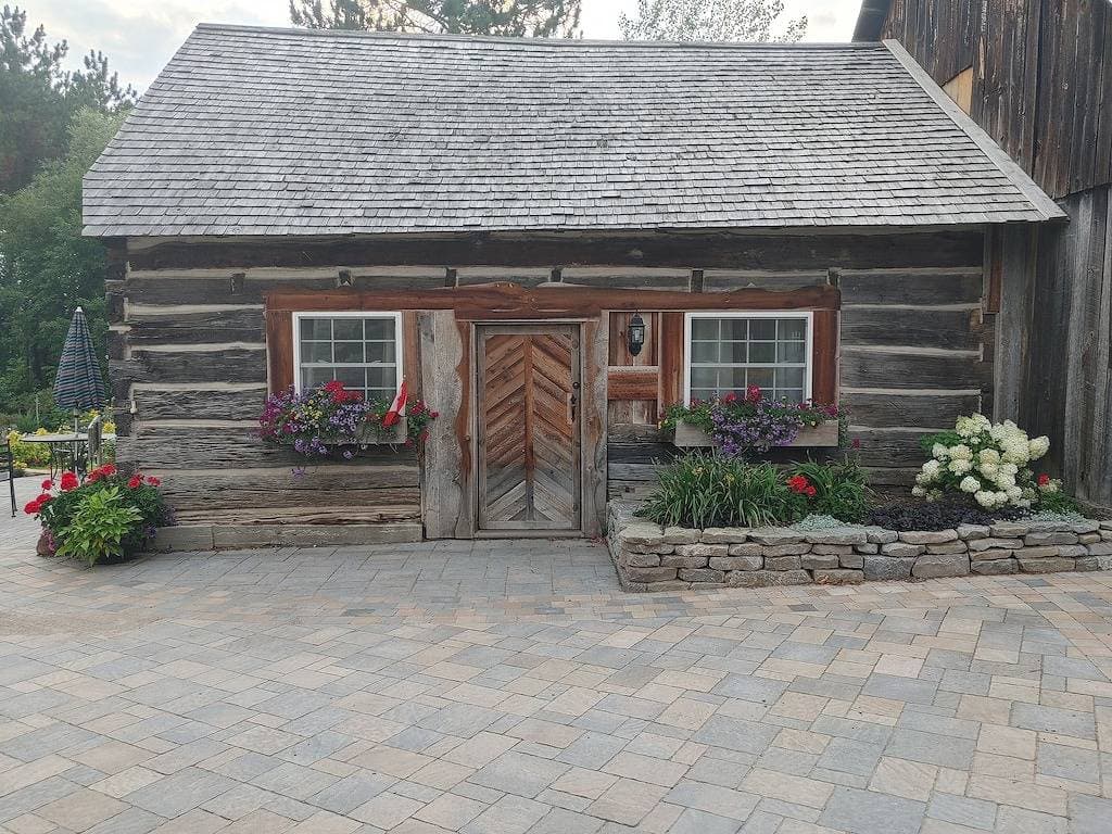 Foto 11 von 13: 1866 Pre-Confederation Log cabin at Gerber's