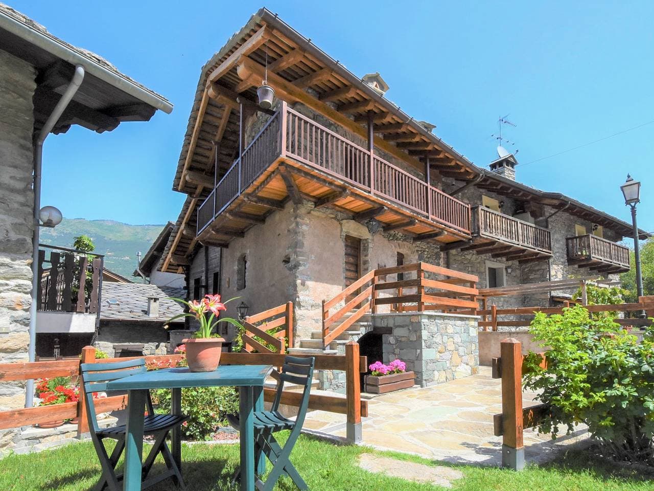 Schönes, historisches Mehrfamilienhaus Les Cors 1