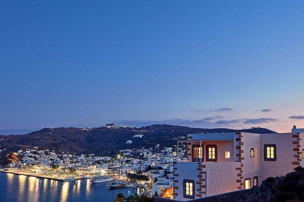Foto 9 von 23: Endearing Patmos Suite | Phaedra’s Dream Suite | Sea View Room with Plunge Pool