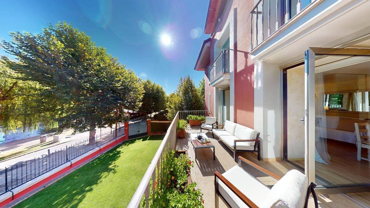 Foto 3 von 45: Two-Bedroom Apartment  with Balcony and Mountain View