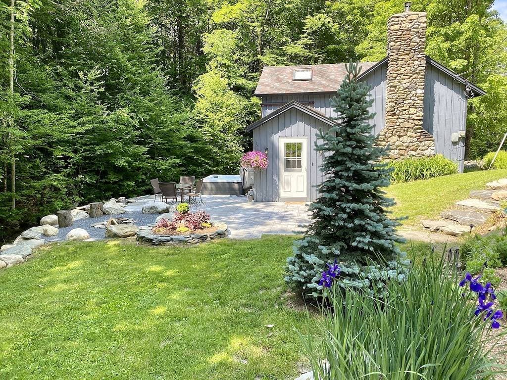 Foto 10 von 38: Creekside Camp. Entspannen im Whirlpool am Bach - Vermont Stil