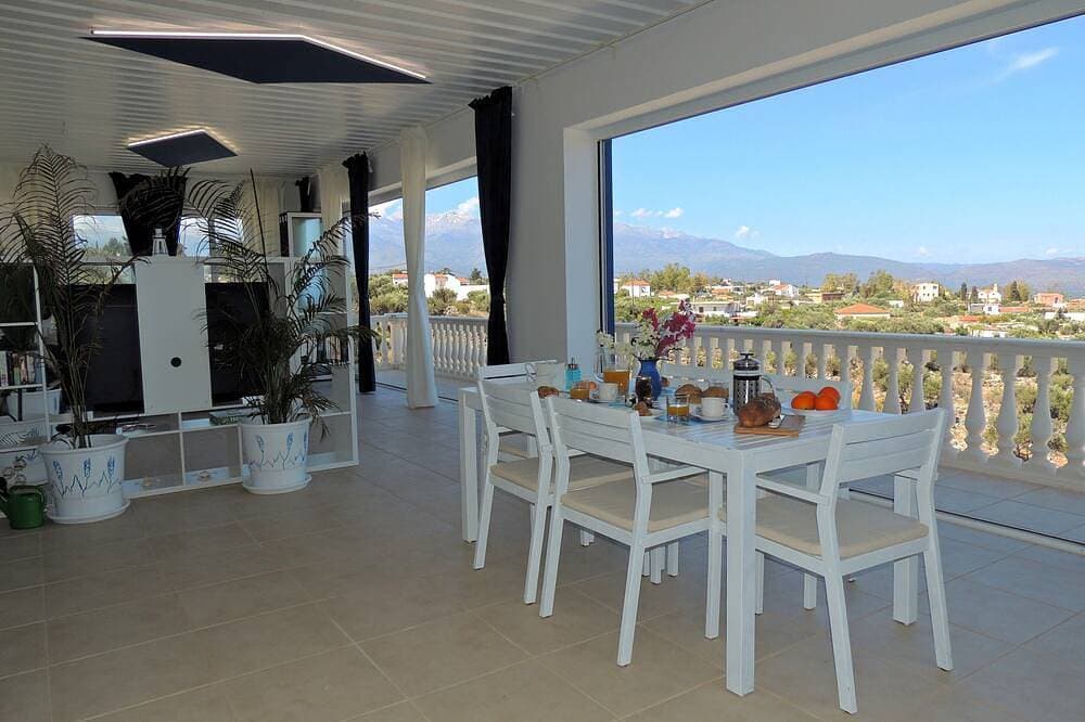 Foto 10 von 30: Amazing 14m infinity pool, outside dining & lounge area, sea views, & big garden