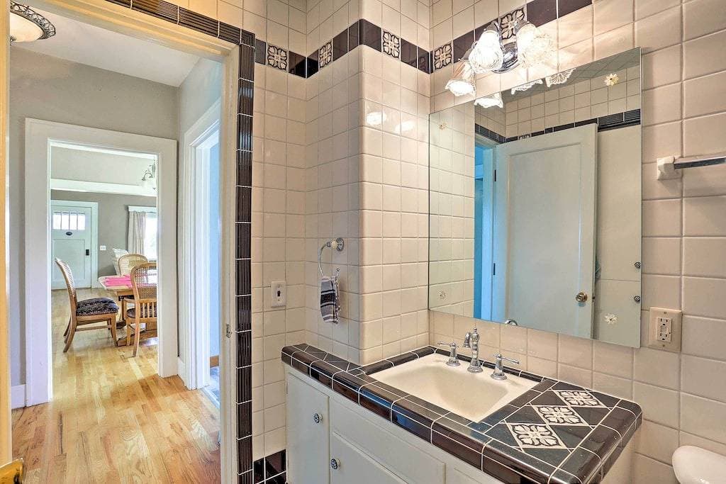 Foto 5 von 41: Neu! Custer Home mit Deck & Veranda - Walk Downtown!
