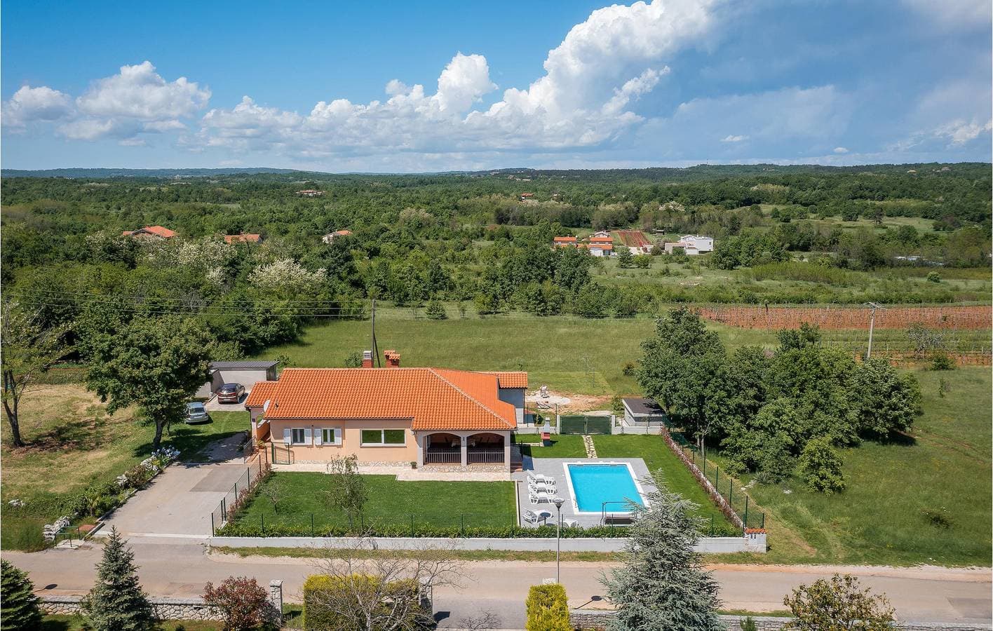 Charmante 2-Zimmer-Wohnung mit Pool, WLAN und Parkplatz in der Nähe des Stadtzentrums von Raša 1