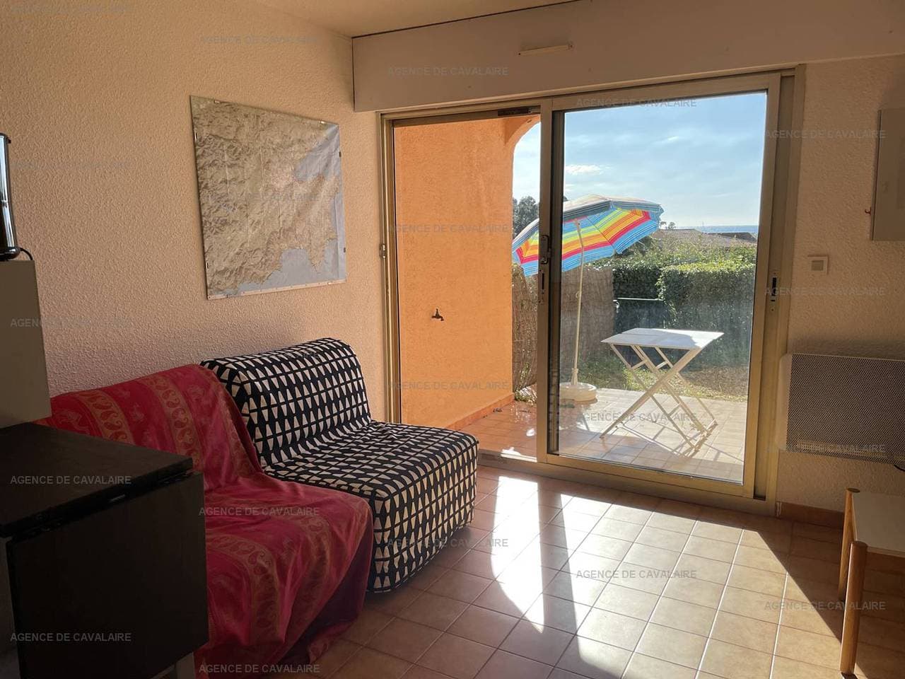 Foto 5 von 8: Erdgeschoss T2 mit Terrasse und Parkplatz
