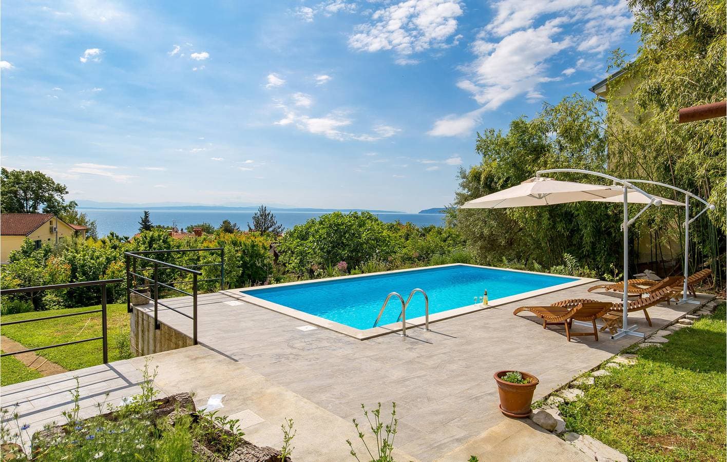 Foto 2 von 39: Gemütliche Ferienwohnung mit Meerblick, Pool und Terrasse in der Nähe eines haustierfreundlichen Strandes