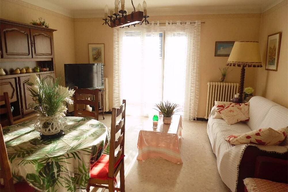 Foto 5 von 8: Gemütliche F2 Wohnung mit Terrasse, Parkplatz und WLAN - Nahe Stadtzentrum und Thermen