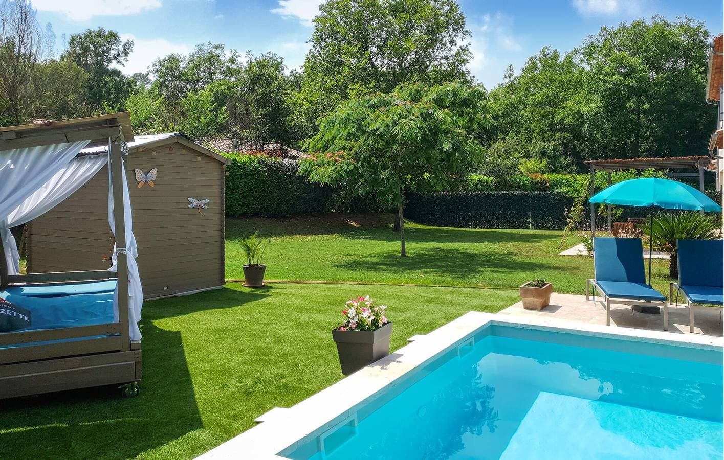 Foto 9 von 22: Geräumiger Rückzugsort mit Pool, Parkplatz und Terrasse