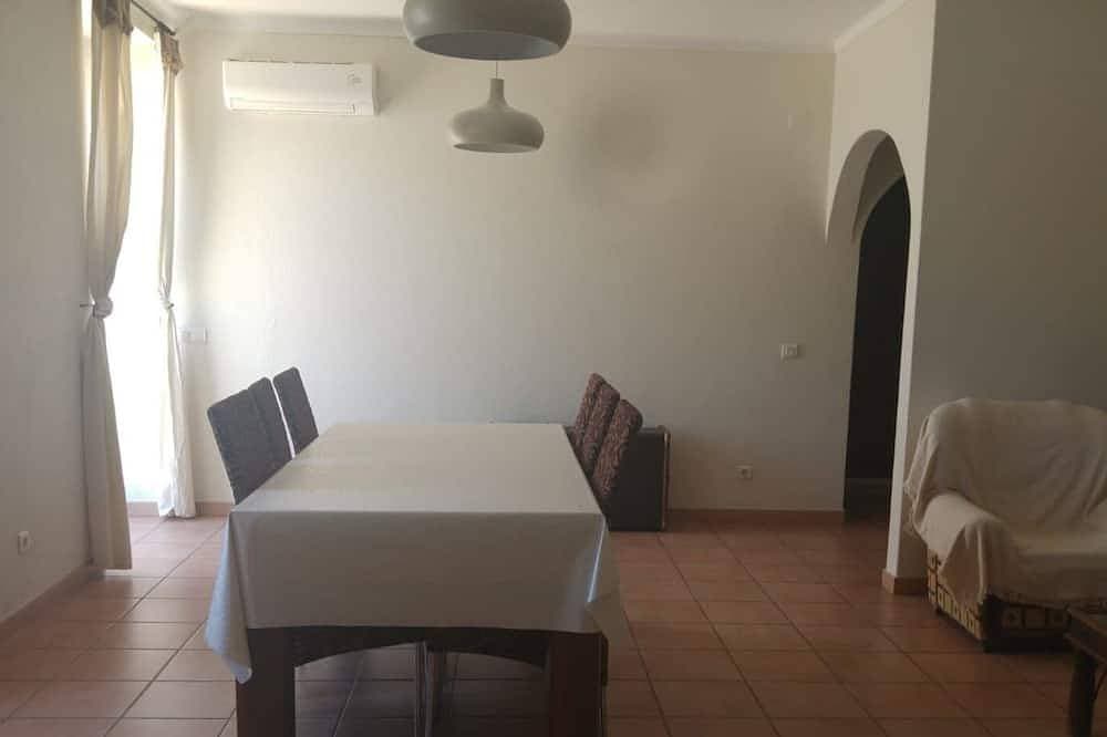 Foto 11 von 18: With pool, garden, barbecue and lake