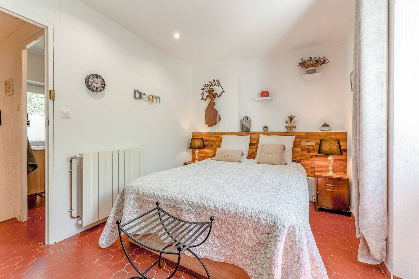 Foto 5 von 21: Gästezimmer „Aux Portes Des Alpilles“ mit Gemeinschaftspool, WLAN und Klimaanlage