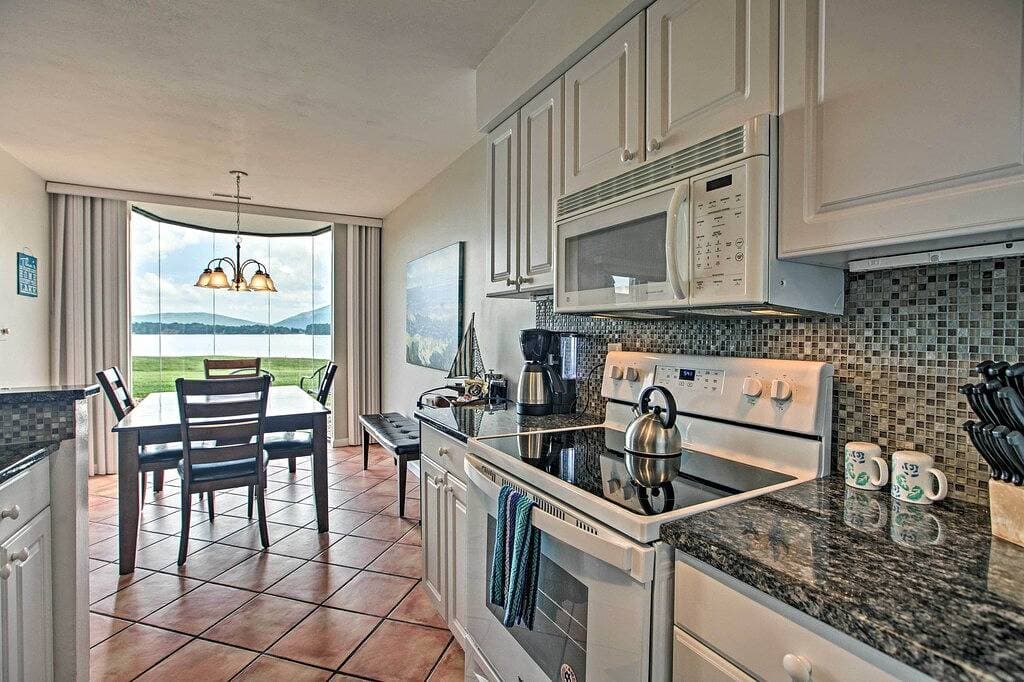 Foto 3 von 27: Neu! Resort Condo mit Zugang zum Pool auf Smith Mtn Lk!