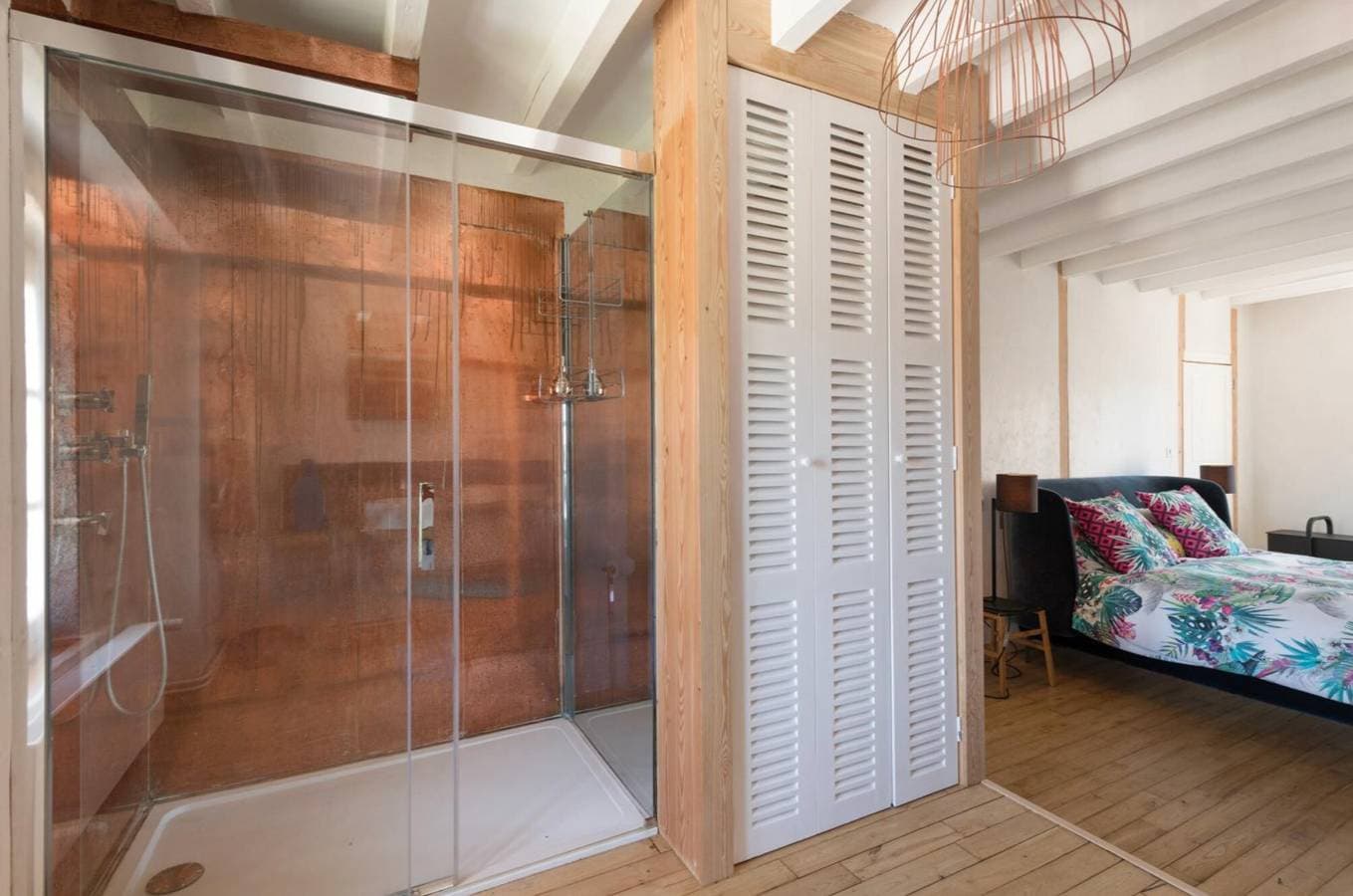Foto 8 von 32: Gästezimmer „Chambre Cocon“ mit gemeinsamer Terrasse und WLAN