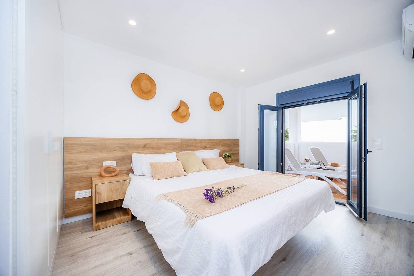 Foto 11 von 28: Ferienwohnung 'White Suites' mit Gemeinschaftspool, WLAN und Klimaanlage