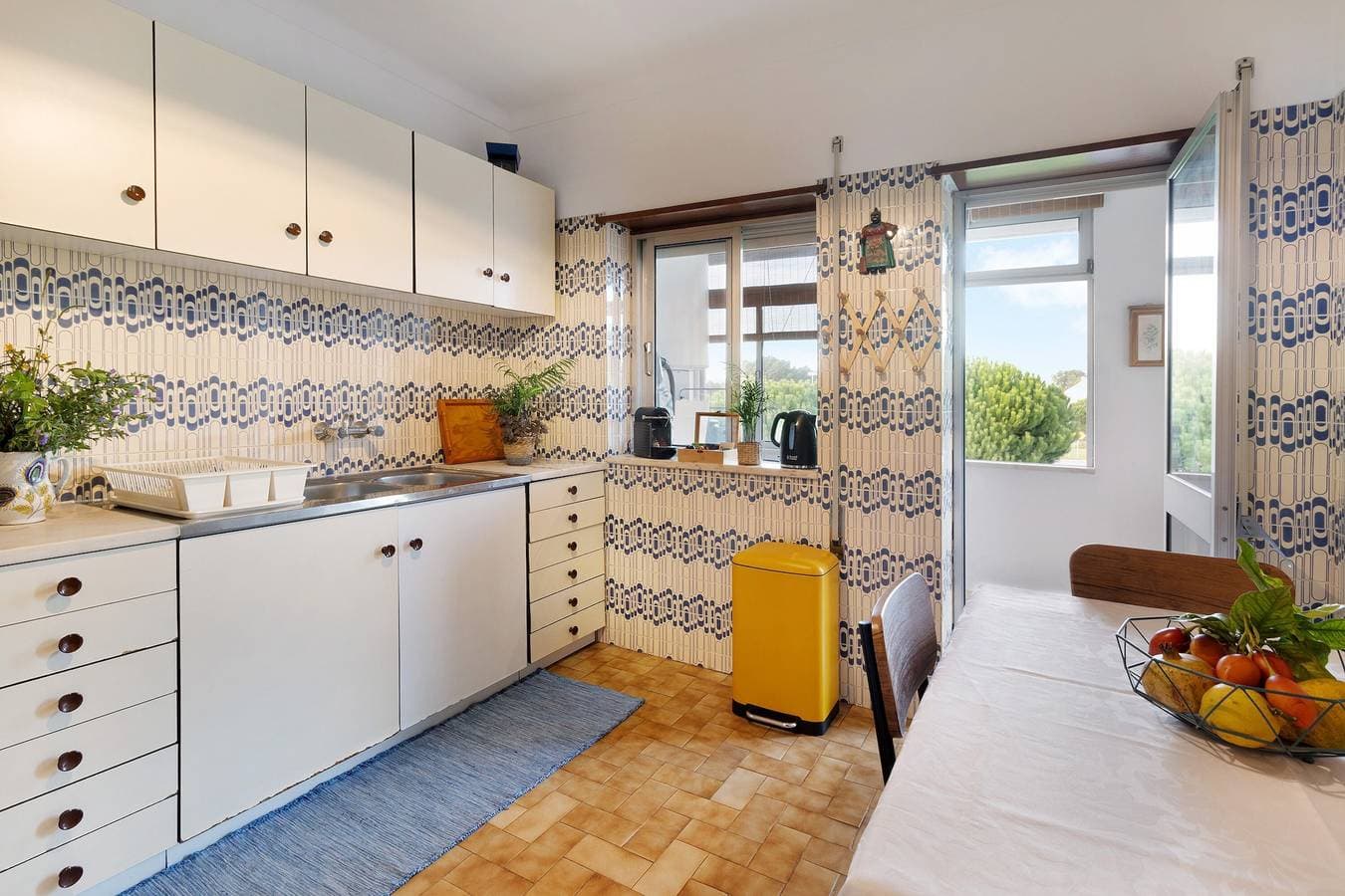 Foto 13 von 37: Ferienwohnung 'Retro Beach House Moledo' mit Bergblick, WLAN und Klimaanlage