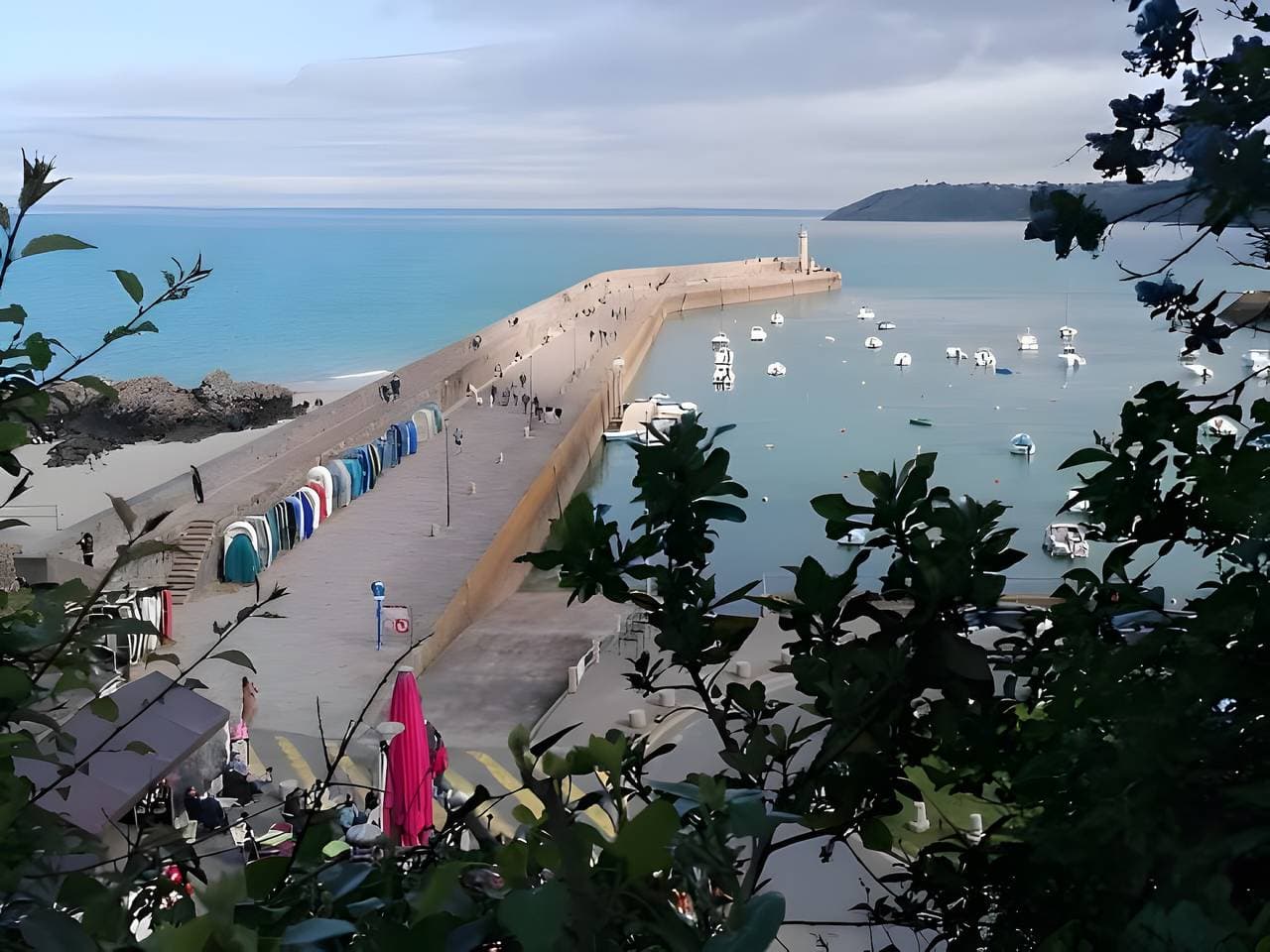 Foto 2 von 31: Ferienhaus 'Gîte 30m De La Mer, plage en contre bas'