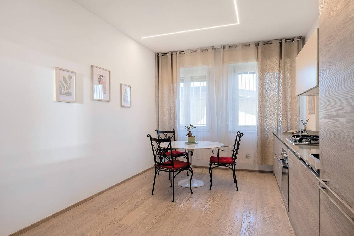 Foto 12 von 28: Suite Verona – WLAN & Klimaanlage, Helle Suite mit Ausblick