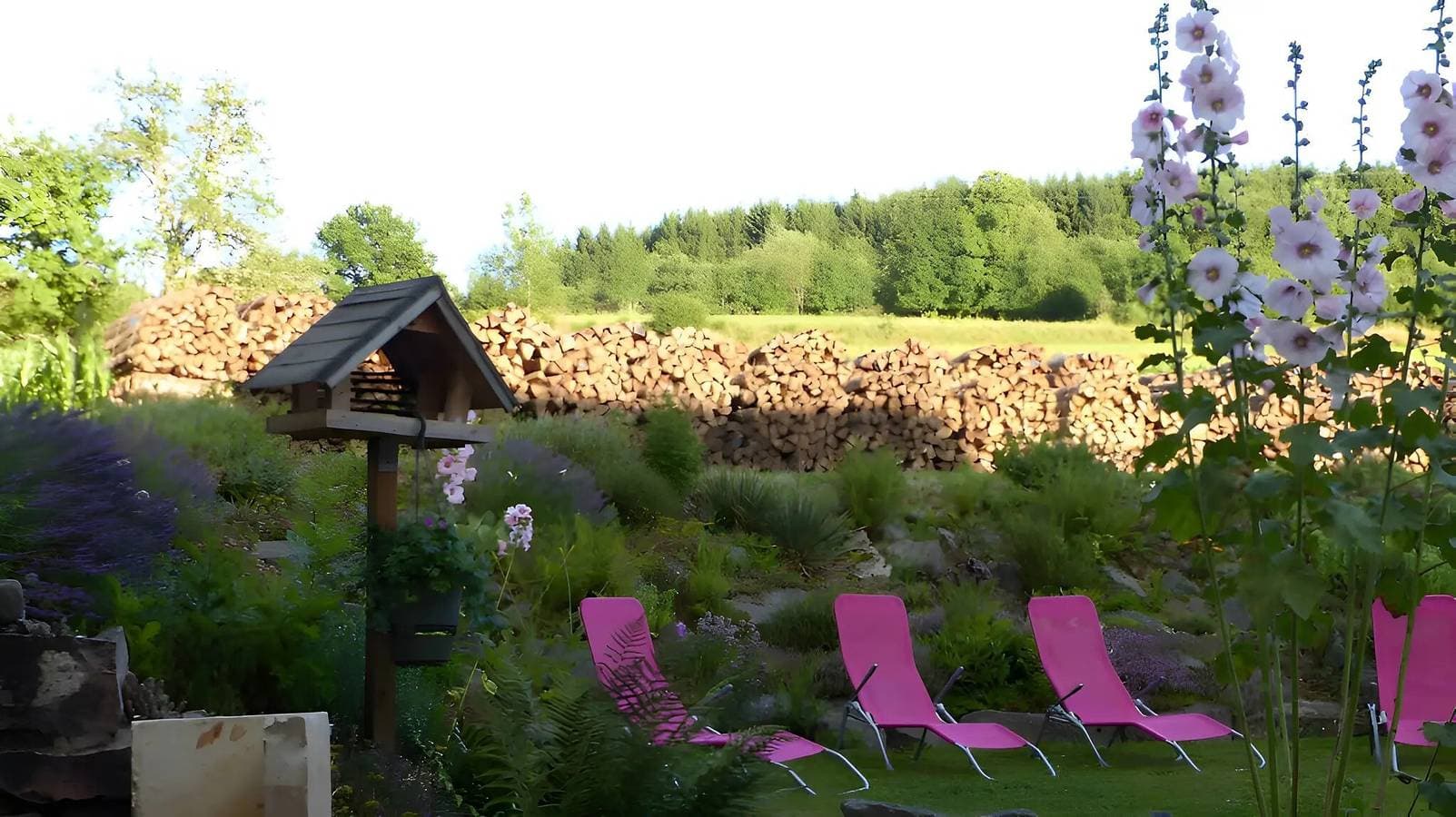 Foto 10 von 22: Gästehaus „Zimmer Göttin der Ernte“ mit Gemeinschaftsterrasse, Garten und WLAN