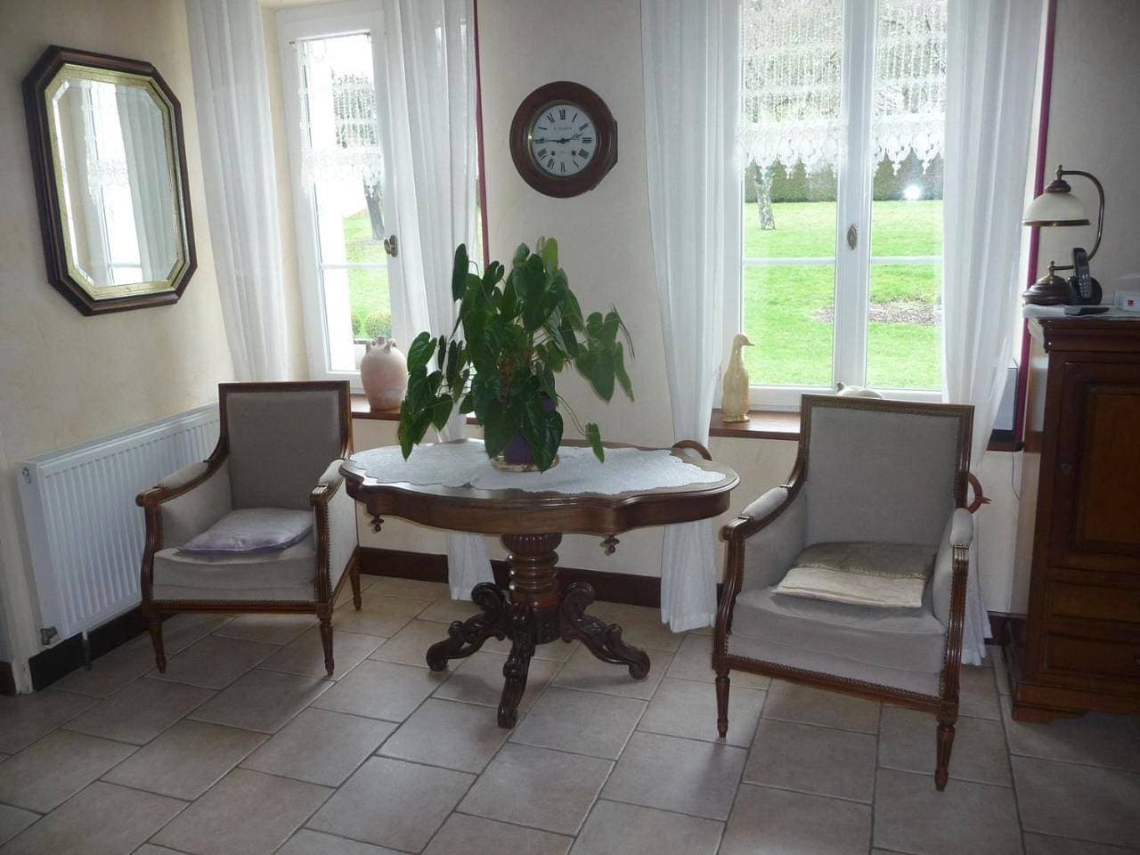 Foto 4 von 9: Family Room with Bathroom