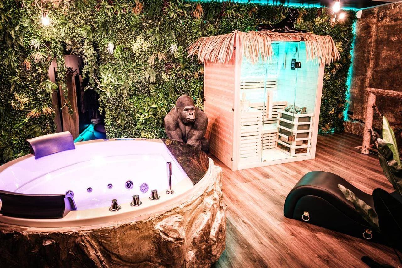 L'Éden Tropical love room 1