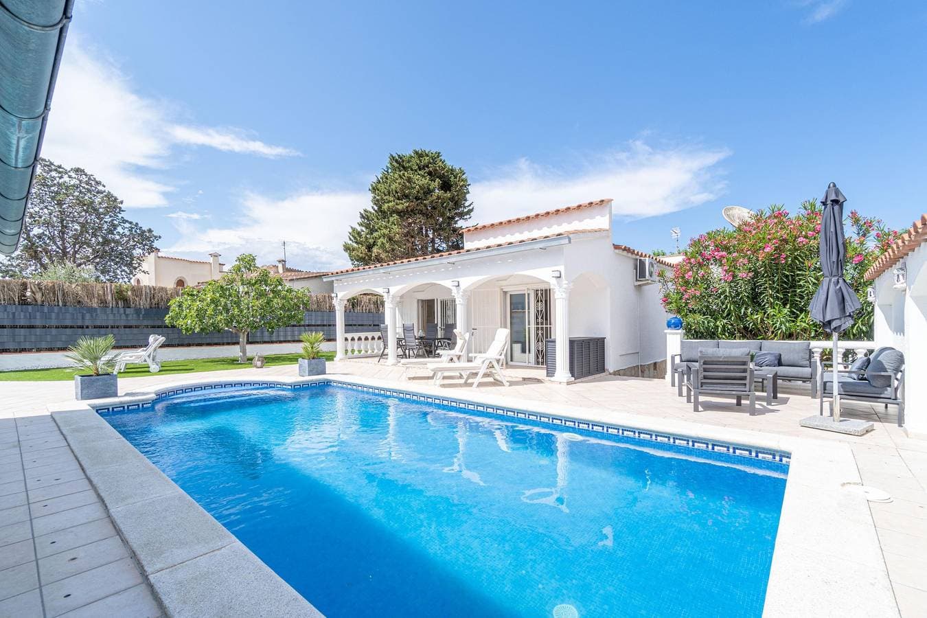 Erdgeschosshaus mit 3 Schlafzimmern und Pool 1