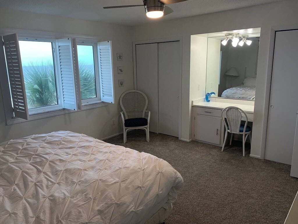 Foto 2 von 24: Modern Décor and Ocean Galore! Newly Renovated Oceanfront Condo sleeps 6